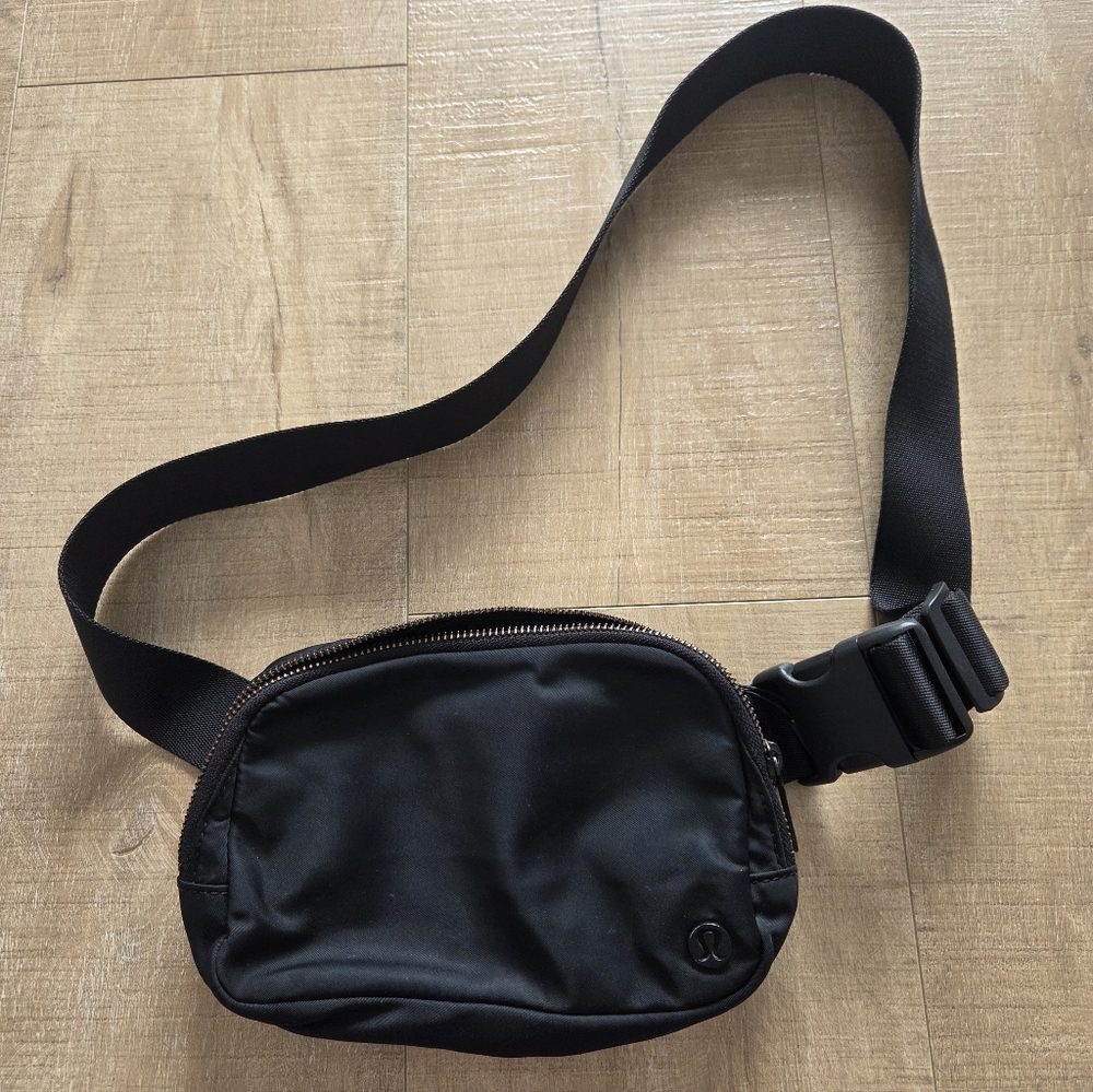 Lululemon Black Crossbody Bag - Picture 1 of 3